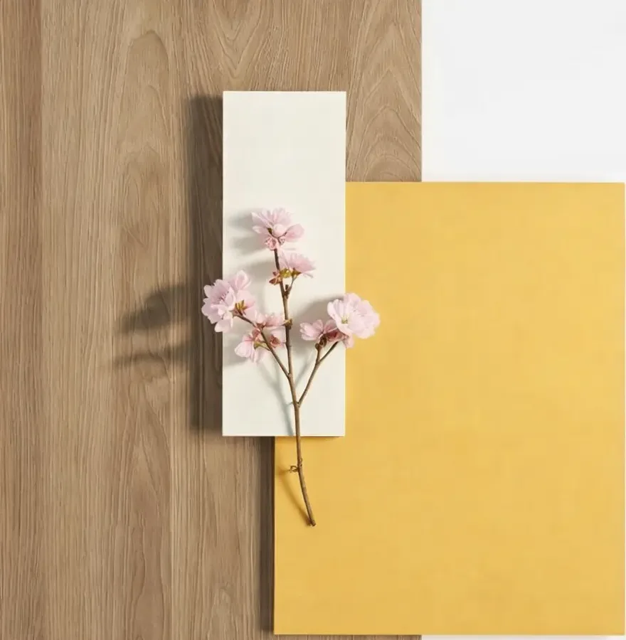 Échantillons de portes de cuisine : Syncron effet bois et Zénit mat jaune, avec une branche fleurie