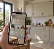 Smartphone montrant une cuisine aux façades crème