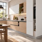 Suggestion d’ambiance avec la porte de cuisine à poignée intégrée noire, décor chêne