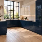 Suggestion d’ambiance avec la porte de cuisine beige cachemire brillante