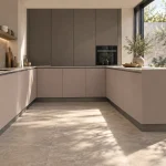 Suggestion d’ambiance avec la porte de cuisine gris basalte supermate
