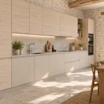 Suggestion d’ambiance avec la porte de cuisine à poignée intégrée beige sable