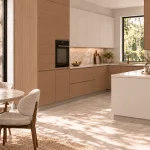 Suggestion d’ambiance avec la porte de cuisine à poignée intégrée noyer effet bois