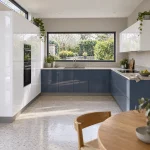 Suggestion d’ambiance avec la porte de cuisine blanche polaire ultra brillante
