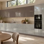 Suggestion d’ambiance avec la porte de cuisine gris basalte brillante