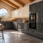 Suggestion d’ambiance avec la porte de cuisine blanche crème brillante