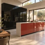 Suggestion d’ambiance avec la porte de cuisine rouge brillante
