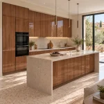 Suggestion d’ambiance avec la porte de cuisine effet noyer brun, finition brillante
