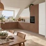 Suggestion d’ambiance avec la porte de cuisine effet noyer foncé grain linéaire