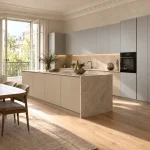 Suggestion d’ambiance avec la porte de cuisine gris nuage supermate