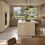 Suggestion d’ambiance avec la porte de cuisine beige gris effet bois