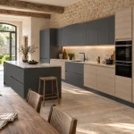 Suggestion d’ambiance avec la porte de cuisine gris plomb supermate