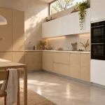Suggestion d’ambiance avec la porte de cuisine à poignée intégrée chêne sable effet bois