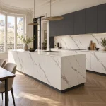 Suggestion d’ambiance avec la porte de cuisine effet marbre blanc supermate