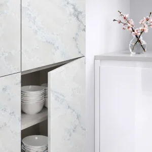 Porte de cuisine Nuvola 03 SM Zénit supermate, décor blanc perle veiné de gris bleuté.