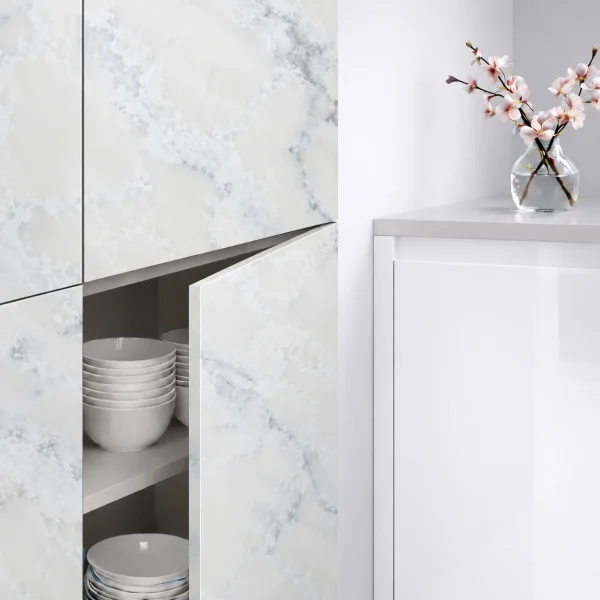 Porte de cuisine Nuvola 03 SM Zénit supermate, décor blanc perle veiné de gris bleuté.