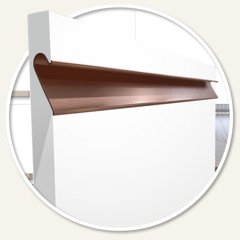 Détail d’une porte de cuisine blanche à poignée intégrée
