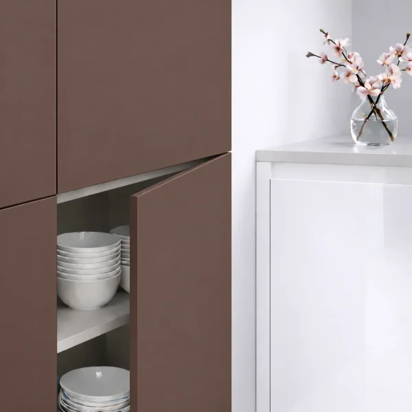 Façades de cuisine Espresso SM Zénit brun café supermat, avec une porte entrouverte.