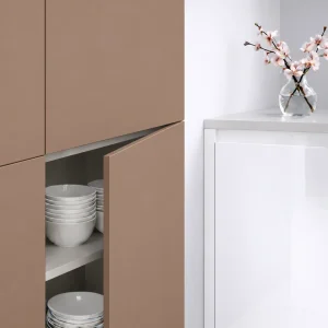 Façades de cuisine Macchiato SM Zénit café au lait supermat, avec une porte entrouverte.