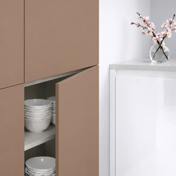Façades de cuisine Macchiato SM Zénit café au lait supermat, avec une porte entrouverte.