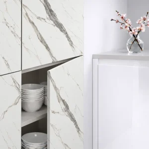 Porte de cuisine Mármol Versilia SM Zénit supermate, décor marbre blanc à veines grises.