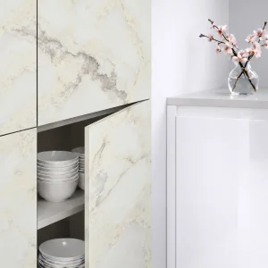 Façades de cuisine Nuvola 04 SM Zénit, décor marbré ivoire mat à veinage gris taupe espacé.