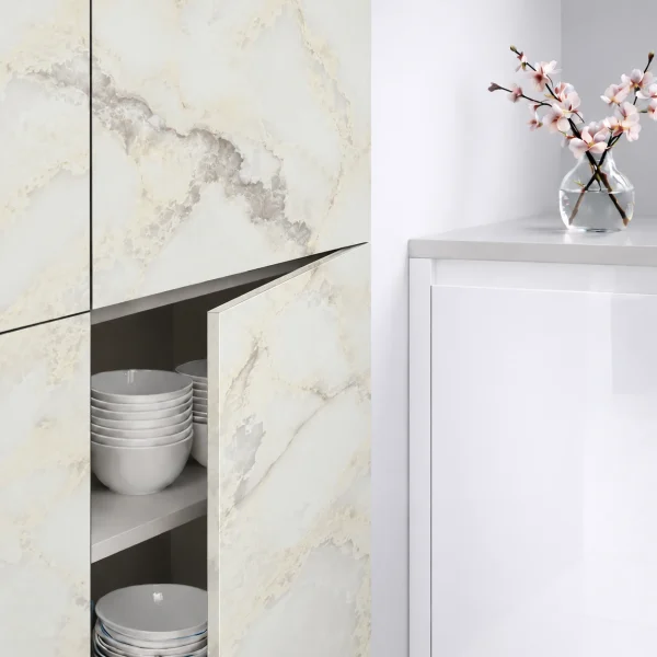 Façades de cuisine Nuvola 04 SM Zénit, décor marbré ivoire mat à veinage gris taupe espacé.