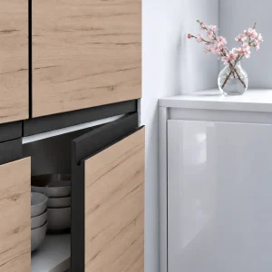 Porte de cuisine effet chêne beige, prises intégrées et chants noirs texturisés.